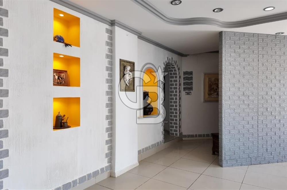 Çeşme Merkezde 36 Odalı Havuzlu 2 Dükkanlı Satılık Otel