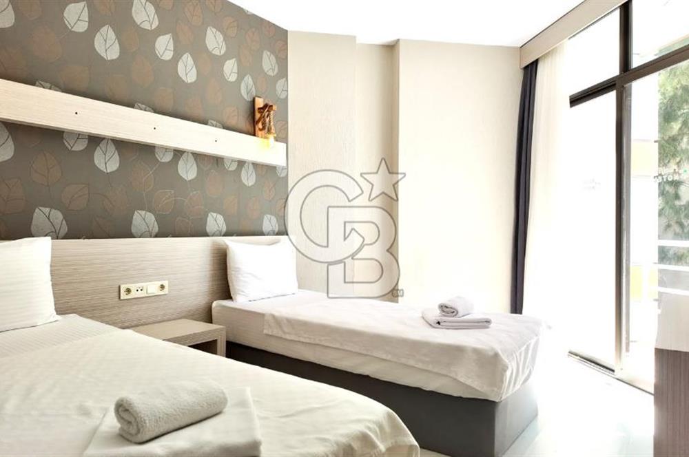 Çeşme Merkezde 36 Odalı Havuzlu 2 Dükkanlı Satılık Otel