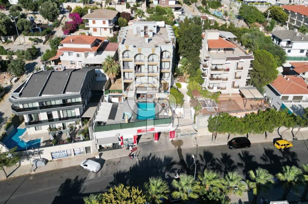 Çeşme Merkezde 36 Odalı Havuzlu 2 Dükkanlı Satılık Otel