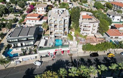 Çeşme Merkezde 36 Odalı Havuzlu 2 Dükkanlı Satılık Otel