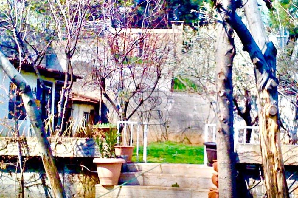 Heybeliada Satılık 400 m2 kullanımlı 800 m2 bahçe içinde yüzme havuzlu saunalı villa..