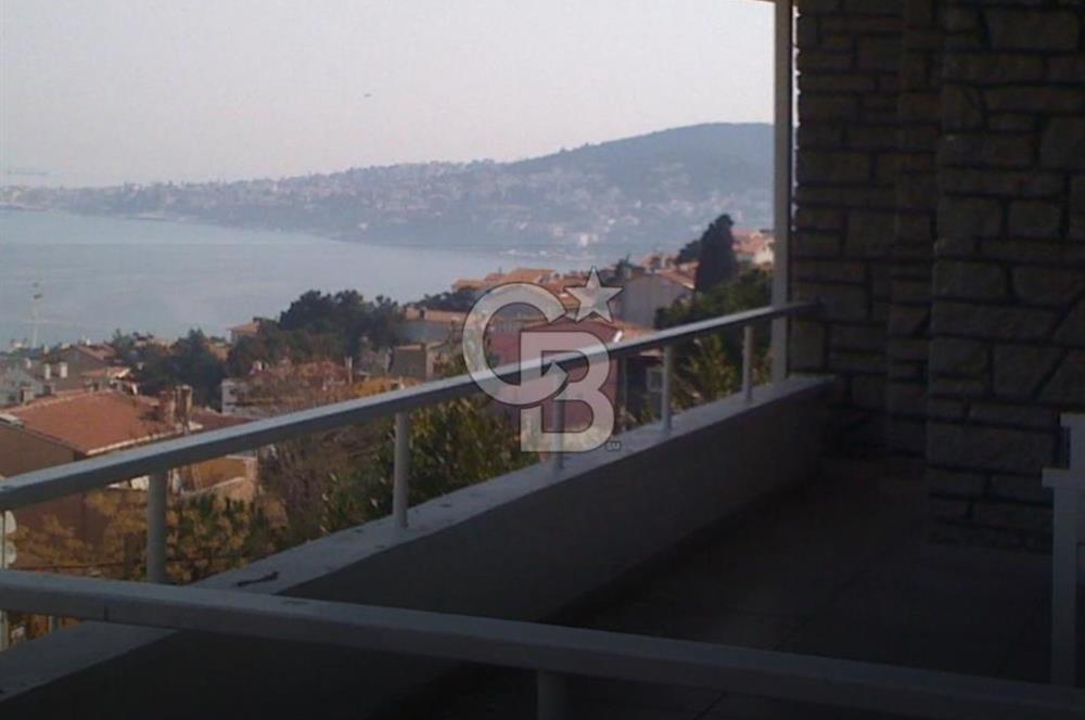 Heybeliada Satılık 400 m2 kullanımlı 800 m2 bahçe içinde yüzme havuzlu saunalı villa..