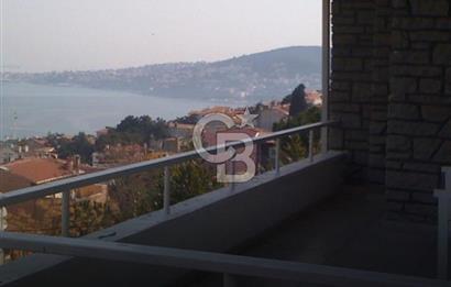 Heybeliada Satılık 400 m2 kullanımlı 800 m2 bahçe içinde yüzme havuzlu saunalı villa..