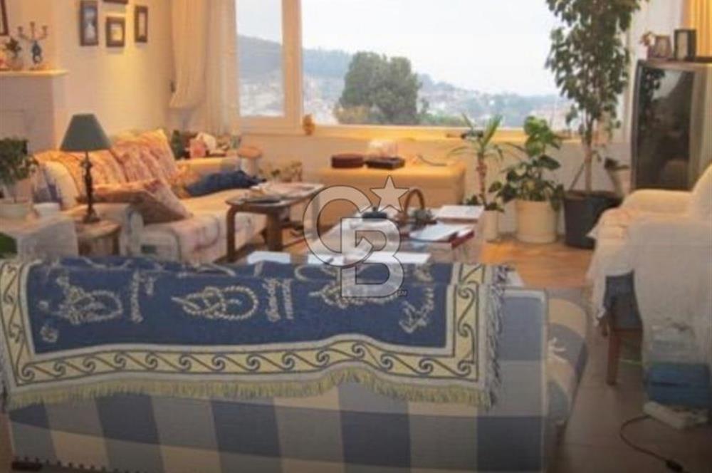 Heybeliada Satılık 400 m2 kullanımlı 800 m2 bahçe içinde yüzme havuzlu saunalı villa..