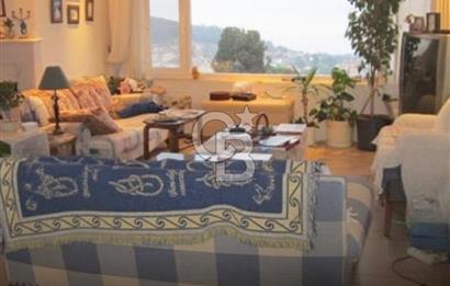 Heybeliada Satılık 400 m2 kullanımlı 800 m2 bahçe içinde yüzme havuzlu saunalı villa..