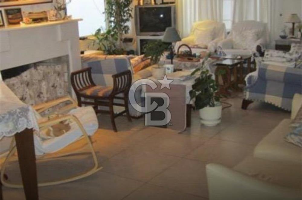 Heybeliada Satılık 400 m2 kullanımlı 800 m2 bahçe içinde yüzme havuzlu saunalı villa..