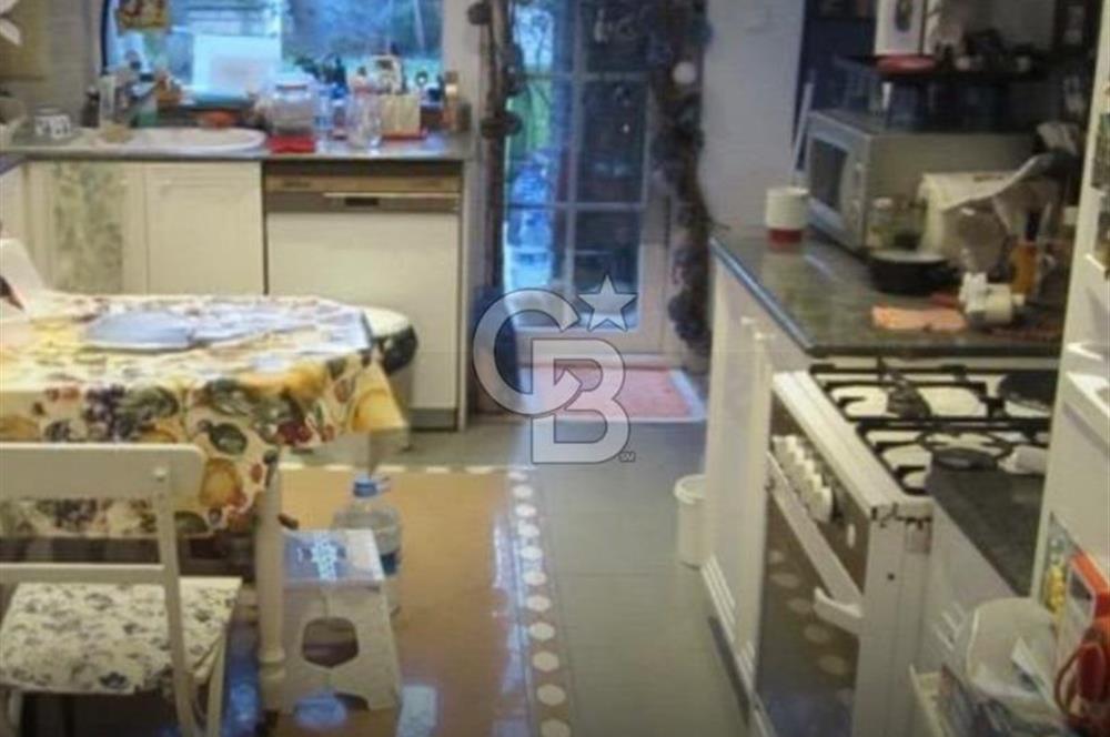 Heybeliada Satılık 400 m2 kullanımlı 800 m2 bahçe içinde yüzme havuzlu saunalı villa..