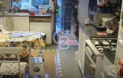 Heybeliada Satılık 400 m2 kullanımlı 800 m2 bahçe içinde yüzme havuzlu saunalı villa..