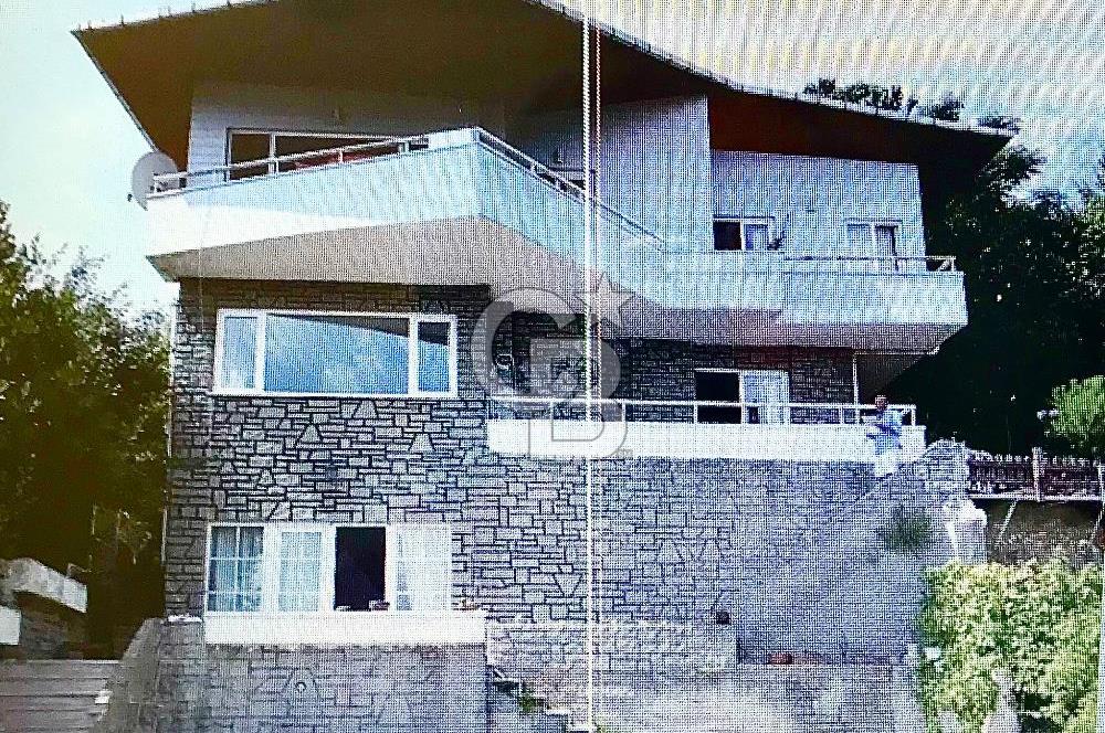 Heybeliada Satılık 400 m2 kullanımlı 800 m2 bahçe içinde yüzme havuzlu saunalı villa..