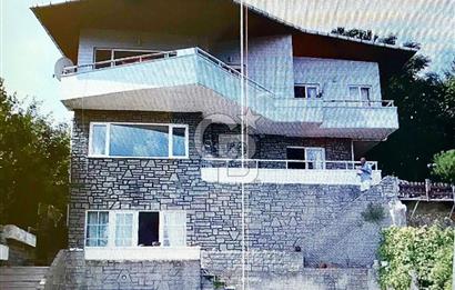 Heybeliada Satılık 400 m2 kullanımlı 800 m2 bahçe içinde yüzme havuzlu saunalı villa..