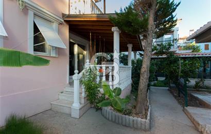 Foça İsmetpaşa Mah. Denize Yakın Satılık 4+1 Tripleks Villa