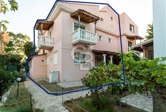 Foça İsmetpaşa Mah. Denize Yakın Satılık 4+1 Tripleks Villa - 1 - 376412