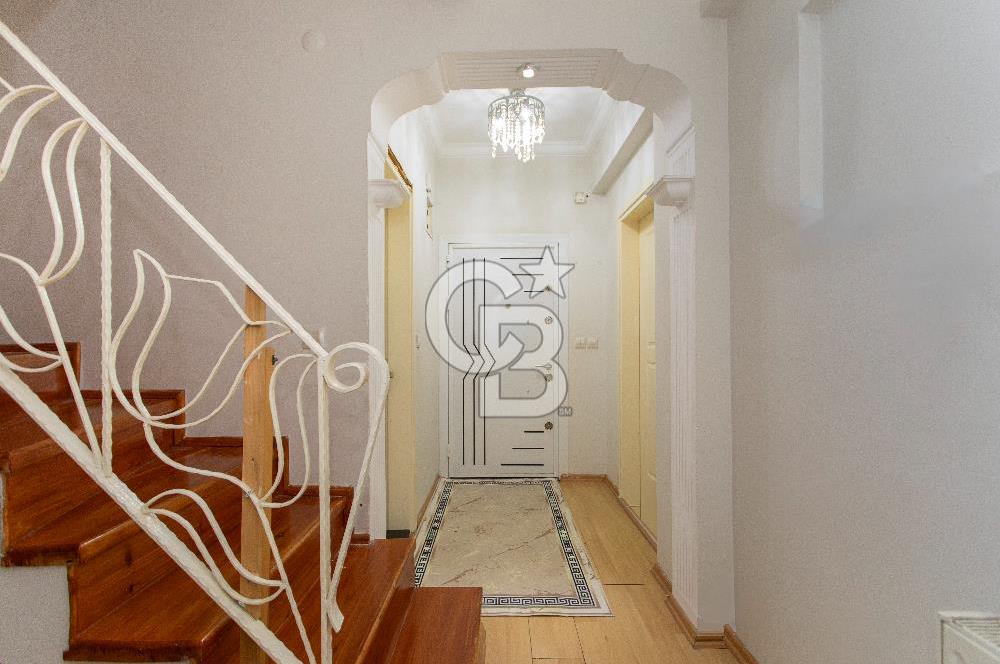 Foça İsmetpaşa Mah. Denize Yakın Satılık 4+1 Tripleks Villa