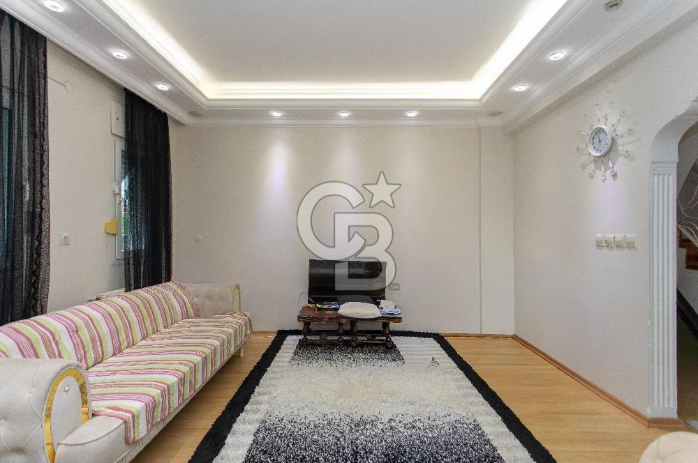 Foça İsmetpaşa Mah. Denize Yakın Satılık 4+1 Tripleks Villa