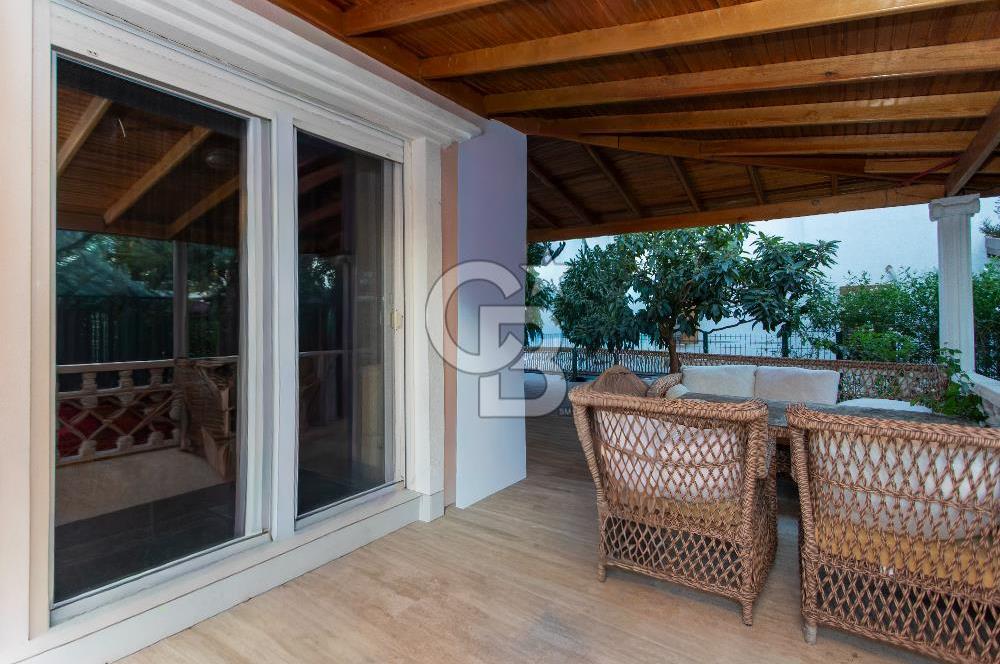 Foça İsmetpaşa Mah. Denize Yakın Satılık 4+1 Tripleks Villa