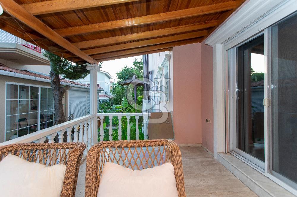 Foça İsmetpaşa Mah. Denize Yakın Satılık 4+1 Tripleks Villa