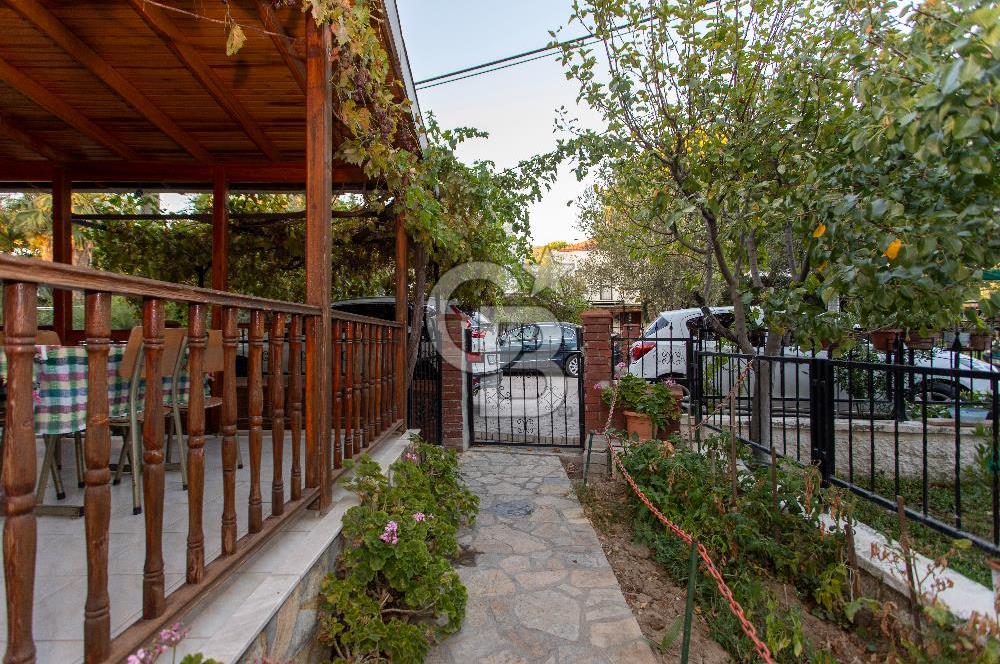 Foça İsmetpaşa Mah. Denize Yakın Satılık 4+1 Tripleks Villa