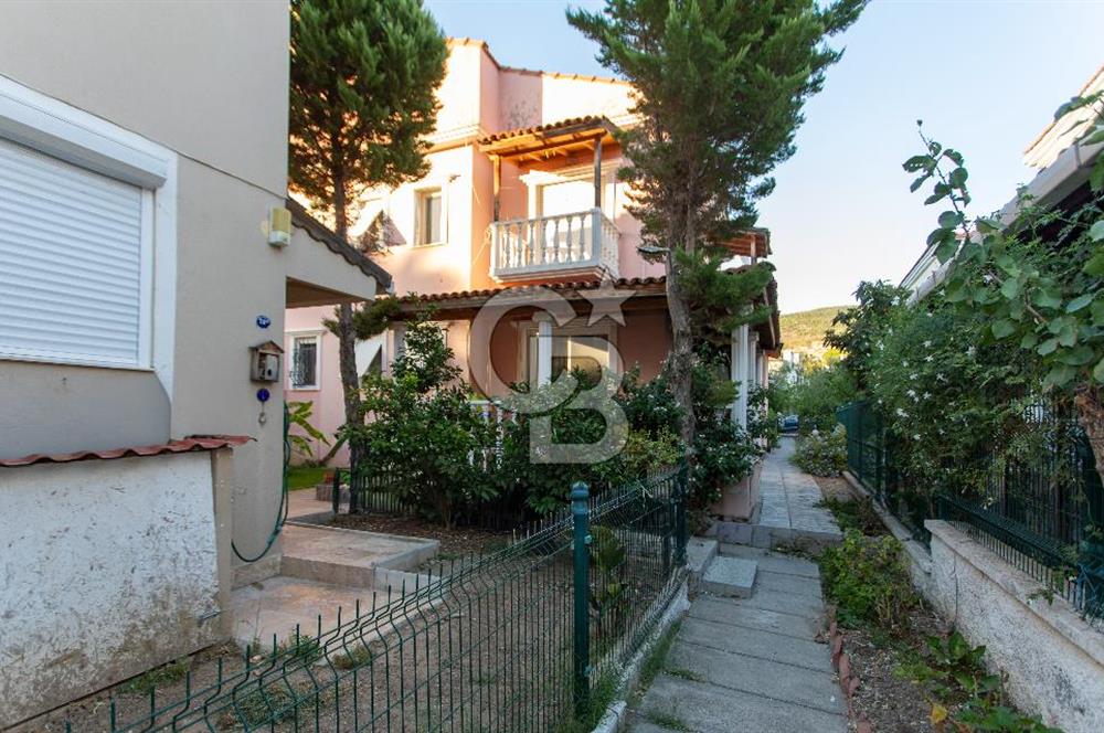 Foça İsmetpaşa Mah. Denize Yakın Satılık 4+1 Tripleks Villa