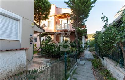 Foça İsmetpaşa Mah. Denize Yakın Satılık 4+1 Tripleks Villa