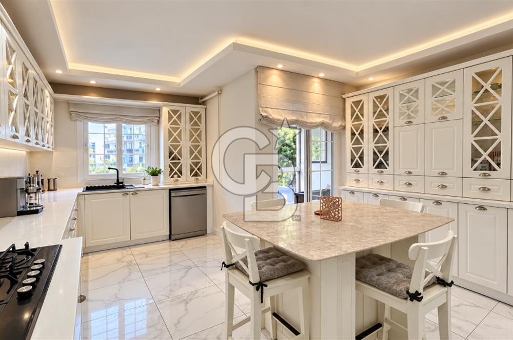 Karşıyaka Girne Bulvarı 4+1 Full Tadilatlı Satılık Daire