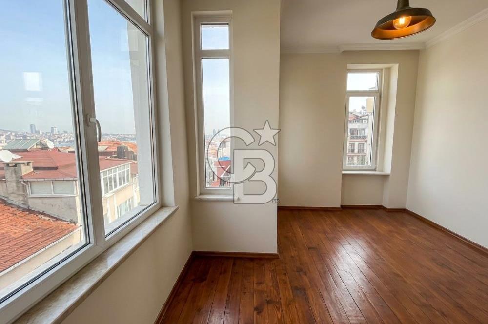 CİHANGİR PÜRTELAŞ SOKAK'TA DENİZ MANZARALI 2+1 SATILIK DAİRE