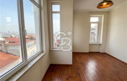 CİHANGİR PÜRTELAŞ SOKAK'TA DENİZ MANZARALI 2+1 SATILIK DAİRE