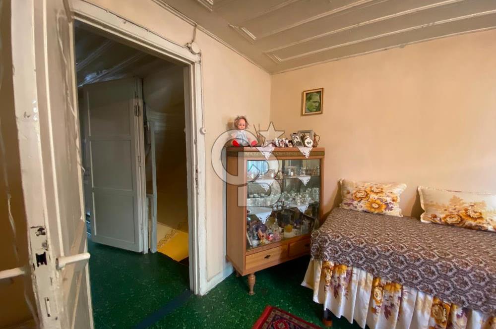 125 m² Detached House for Sale on Müteselsim Street in Kocamustafapaşa