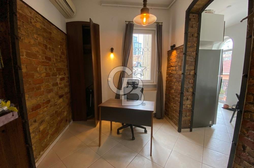 CİHANGİR PÜRTELAŞ SOKAK'TA DENİZ MANZARALI 2+1 SATILIK DAİRE