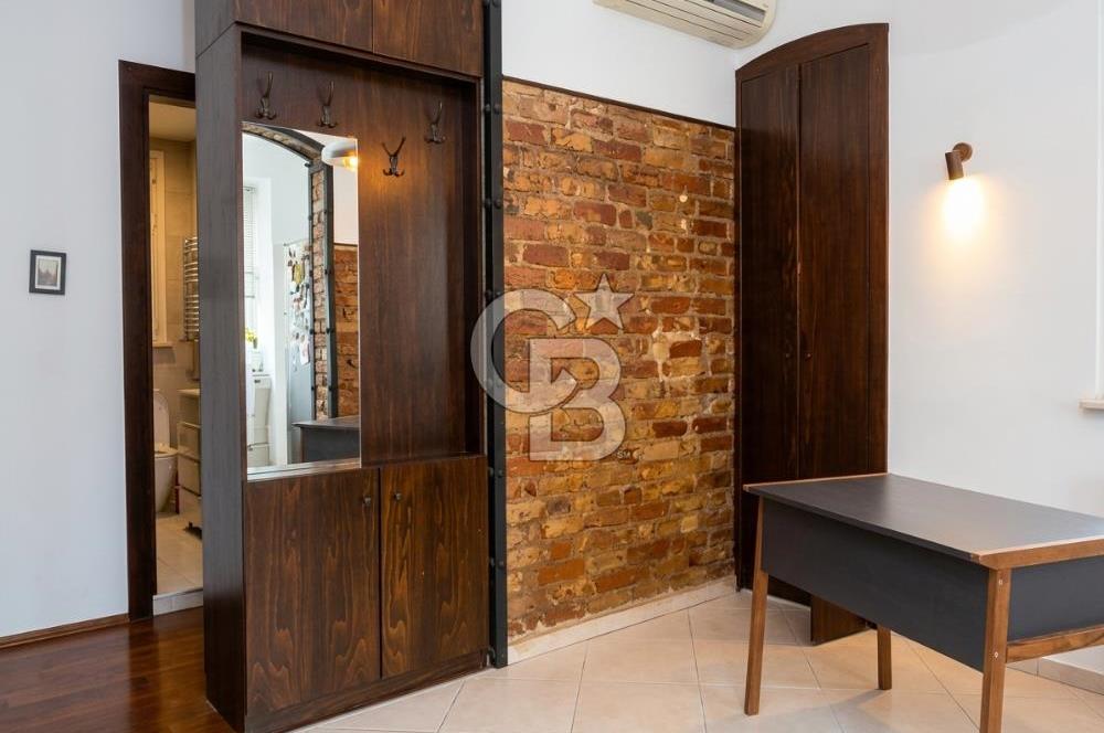 CİHANGİR PÜRTELAŞ SOKAK'TA DENİZ MANZARALI 2+1 SATILIK DAİRE
