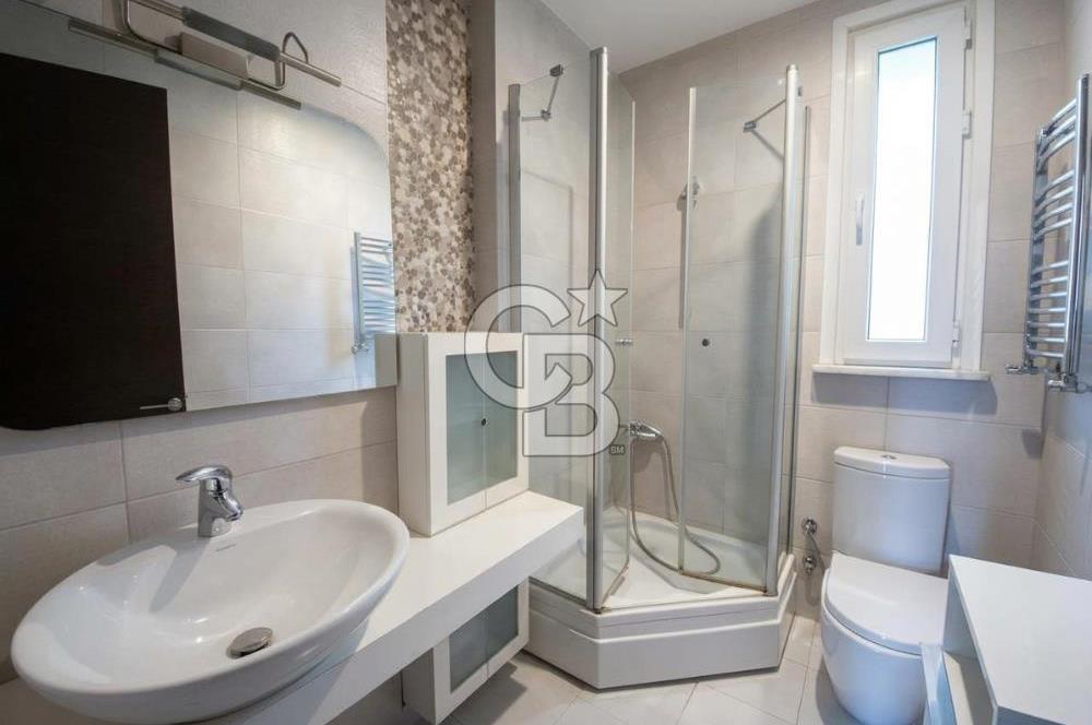 CİHANGİR PÜRTELAŞ SOKAK'TA DENİZ MANZARALI 2+1 SATILIK DAİRE
