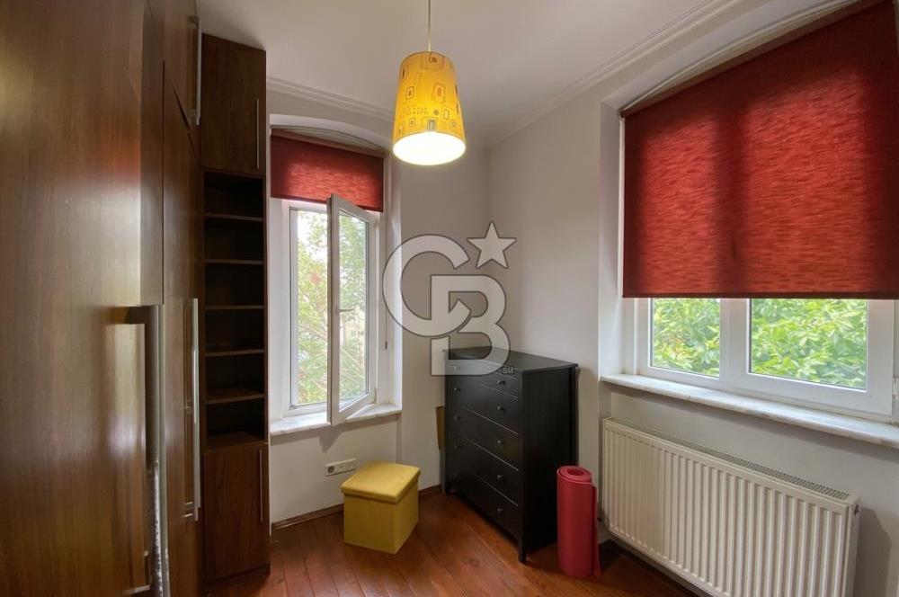 CİHANGİR PÜRTELAŞ SOKAK'TA DENİZ MANZARALI 2+1 SATILIK DAİRE