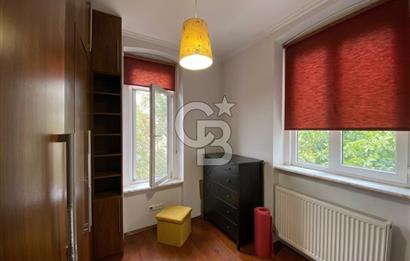 CİHANGİR PÜRTELAŞ SOKAK'TA DENİZ MANZARALI 2+1 SATILIK DAİRE