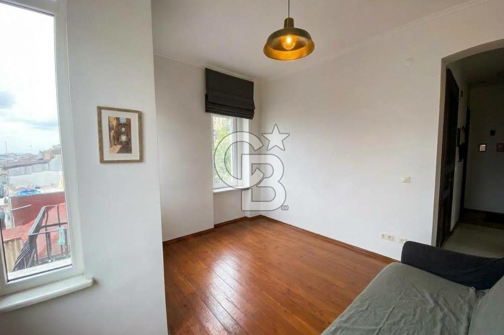 CİHANGİR PÜRTELAŞ SOKAK'TA DENİZ MANZARALI 2+1 SATILIK DAİRE