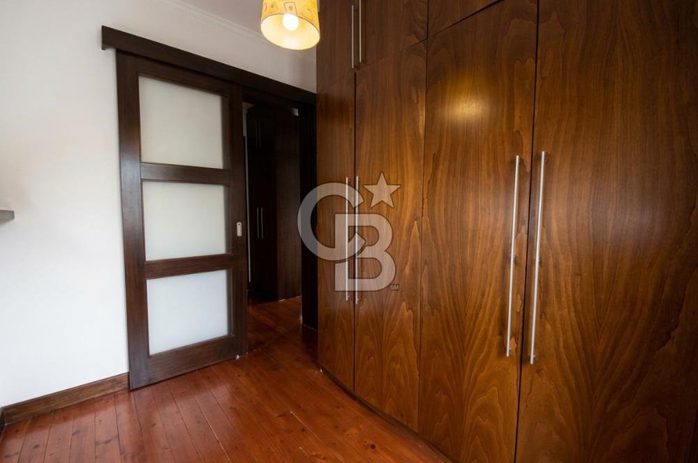 CİHANGİR PÜRTELAŞ SOKAK'TA DENİZ MANZARALI 2+1 SATILIK DAİRE