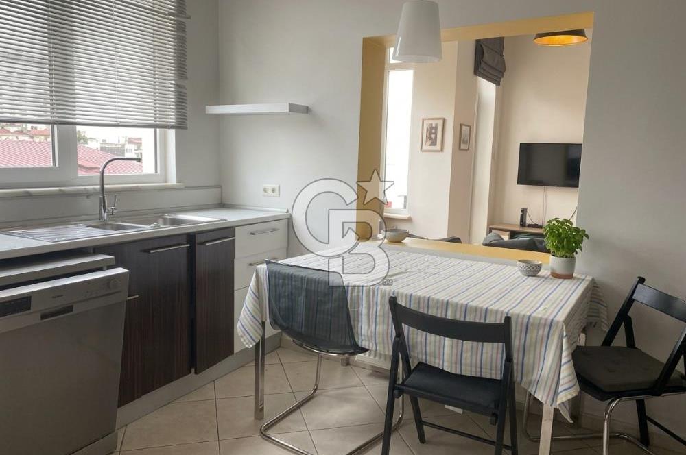 CİHANGİR PÜRTELAŞ SOKAK'TA DENİZ MANZARALI 2+1 SATILIK DAİRE
