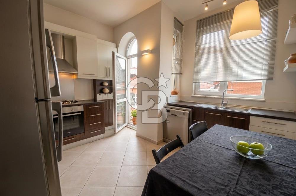 CİHANGİR PÜRTELAŞ SOKAK'TA DENİZ MANZARALI 2+1 SATILIK DAİRE