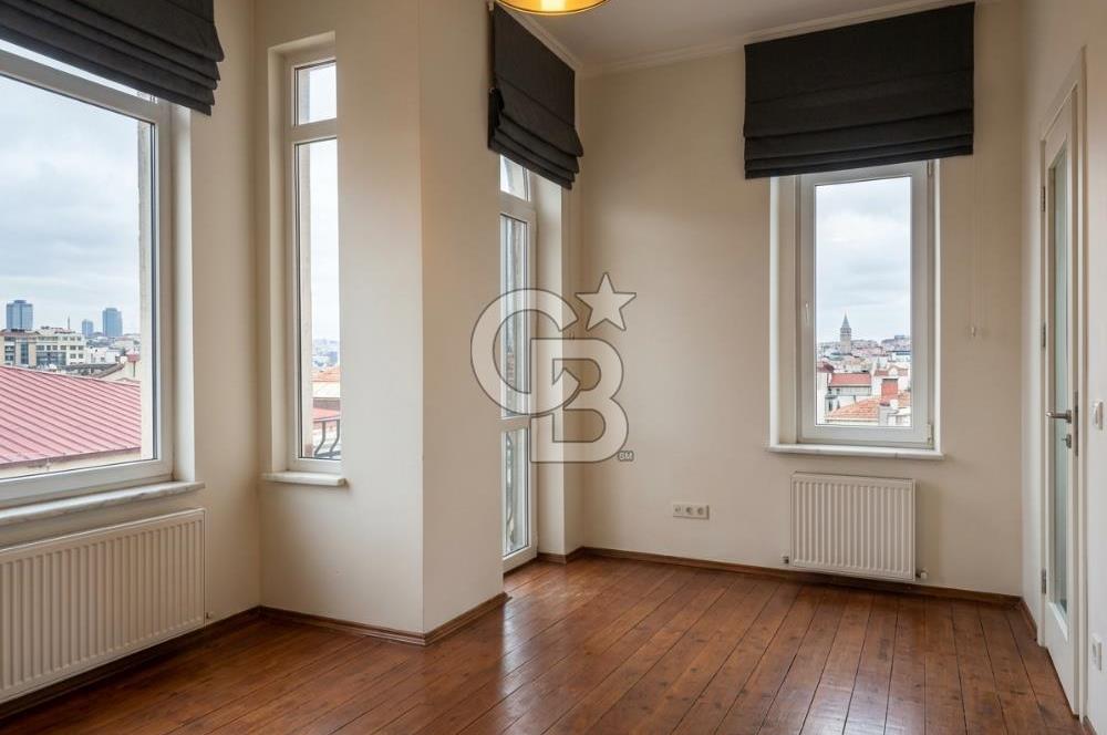 CİHANGİR PÜRTELAŞ SOKAK'TA DENİZ MANZARALI 2+1 SATILIK DAİRE