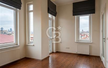 CİHANGİR PÜRTELAŞ SOKAK'TA DENİZ MANZARALI 2+1 SATILIK DAİRE