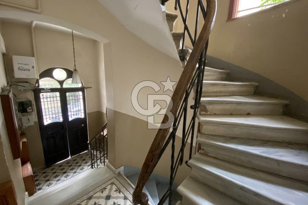 CİHANGİR PÜRTELAŞ SOKAK'TA DENİZ MANZARALI 2+1 SATILIK DAİRE