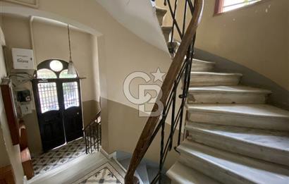 CİHANGİR PÜRTELAŞ SOKAK'TA DENİZ MANZARALI 2+1 SATILIK DAİRE