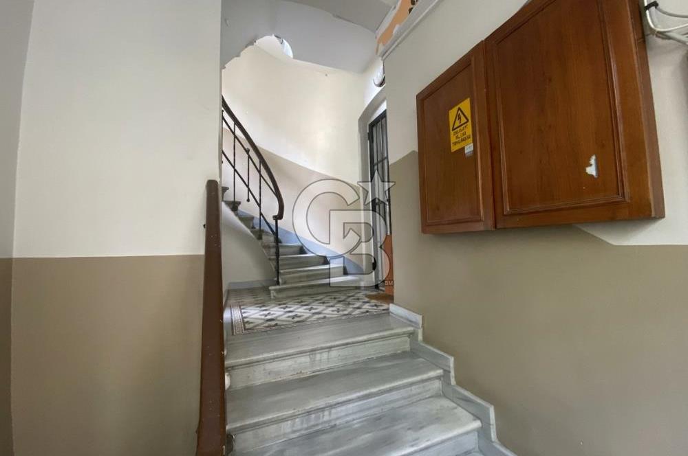 CİHANGİR PÜRTELAŞ SOKAK'TA DENİZ MANZARALI 2+1 SATILIK DAİRE