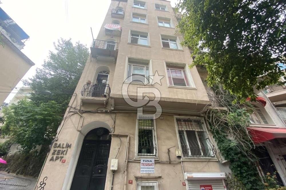 CİHANGİR PÜRTELAŞ SOKAK'TA DENİZ MANZARALI 2+1 SATILIK DAİRE