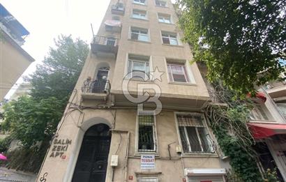 CİHANGİR PÜRTELAŞ SOKAK'TA DENİZ MANZARALI 2+1 SATILIK DAİRE