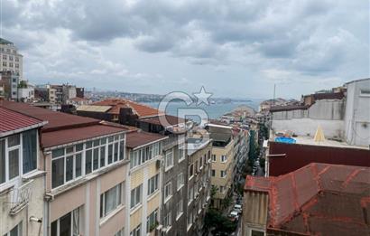 CİHANGİR PÜRTELAŞ SOKAK'TA DENİZ MANZARALI 2+1 SATILIK DAİRE