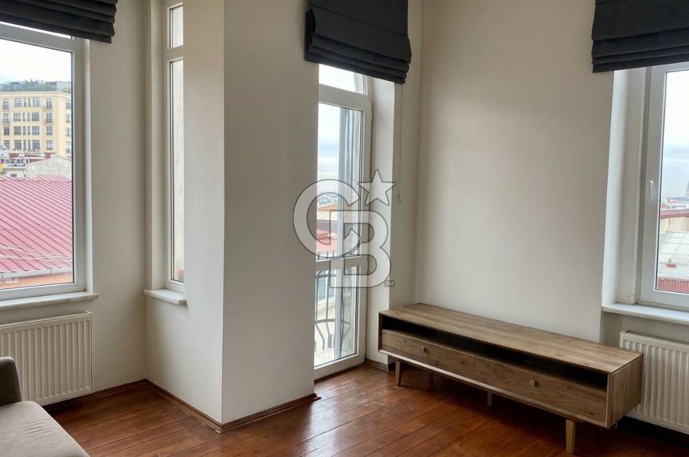 CİHANGİR PÜRTELAŞ SOKAK'TA DENİZ MANZARALI 2+1 SATILIK DAİRE