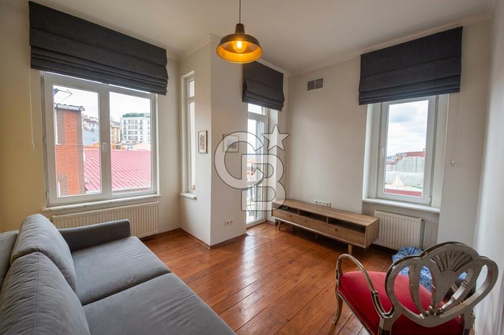 CİHANGİR PÜRTELAŞ SOKAK'TA DENİZ MANZARALI 2+1 SATILIK DAİRE