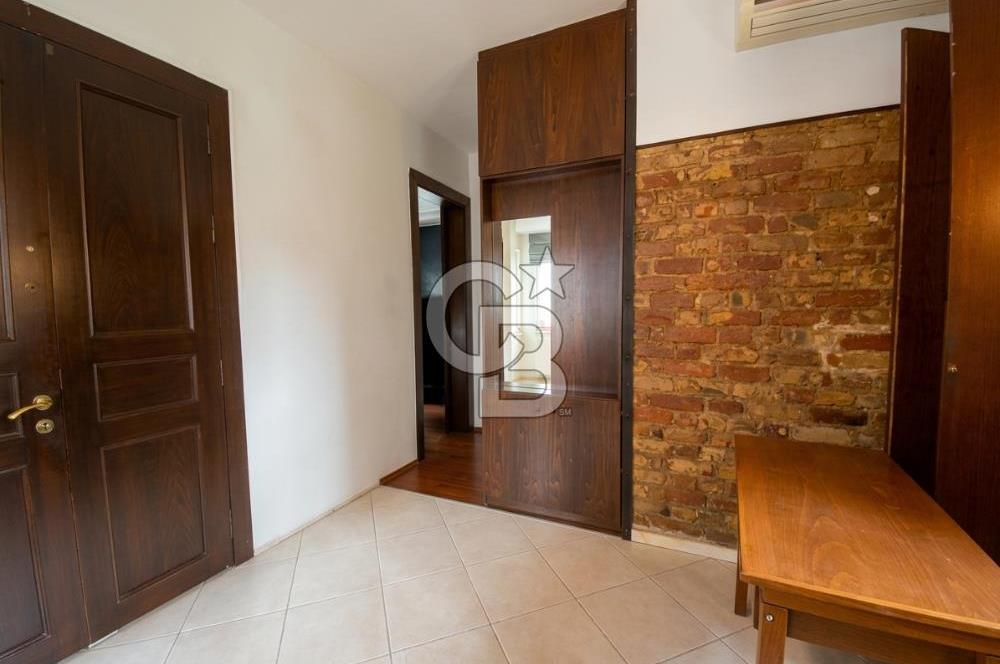 CİHANGİR PÜRTELAŞ SOKAK'TA DENİZ MANZARALI 2+1 SATILIK DAİRE