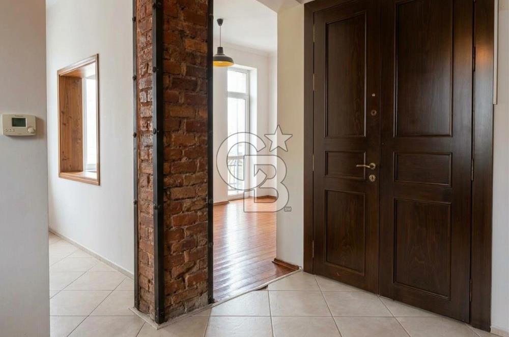 CİHANGİR PÜRTELAŞ SOKAK'TA DENİZ MANZARALI 2+1 SATILIK DAİRE