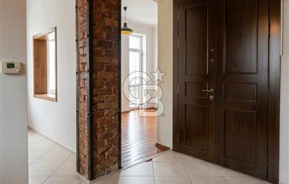 CİHANGİR PÜRTELAŞ SOKAK'TA DENİZ MANZARALI 2+1 SATILIK DAİRE