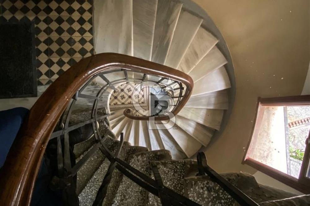 CİHANGİR PÜRTELAŞ SOKAK'TA DENİZ MANZARALI 2+1 SATILIK DAİRE